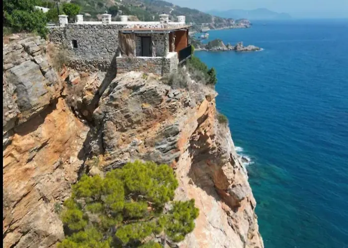 Beachfront Cliff House - Private Αλάνια