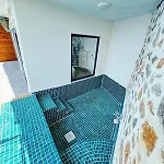 Beachfront Cliff House - Private