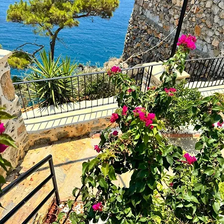 Beachfront Cliff House - Private 度假居 *