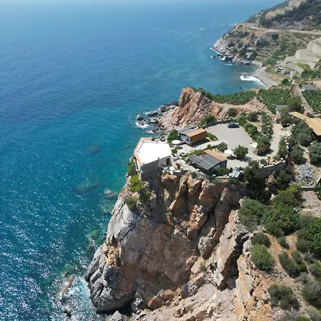 Beachfront Cliff House - Private * 알란야