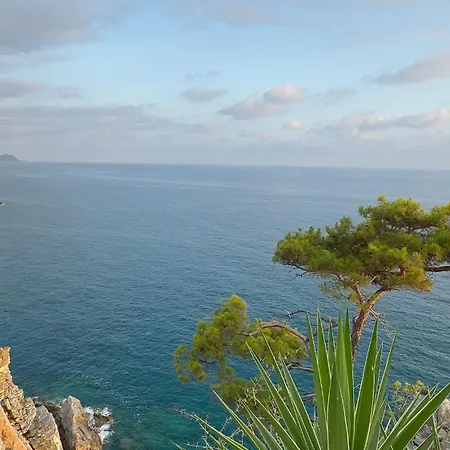 Beachfront Cliff House - Private