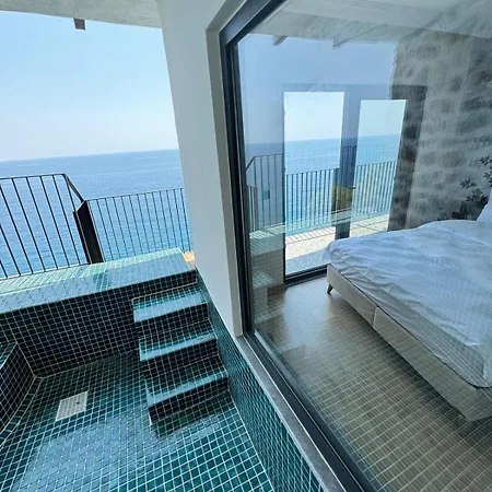 Beachfront Cliff House - Private