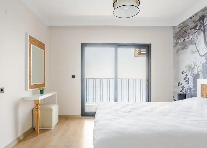 Beachfront Cliff House - Private