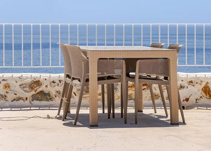 Vakantiehuis Beachfront Cliff House - Private