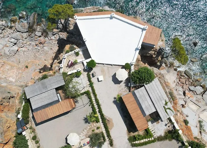Beachfront Cliff House - Private Holiday home *
