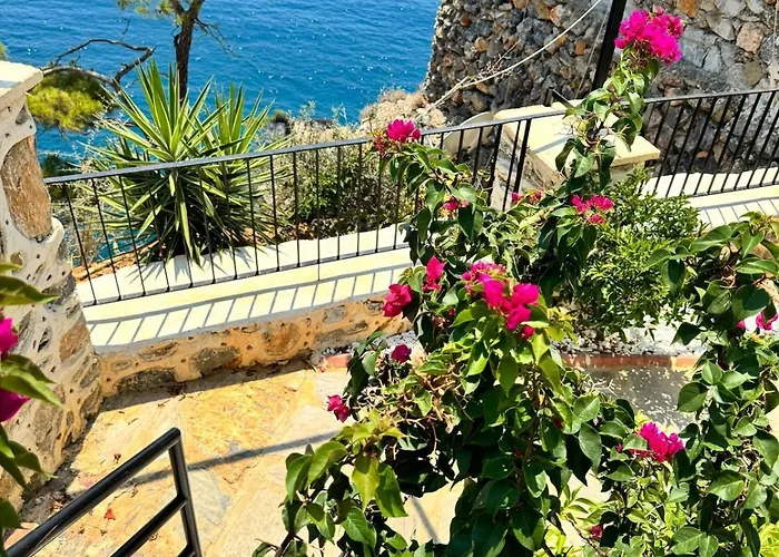 Beachfront Cliff House - Private Holiday home *